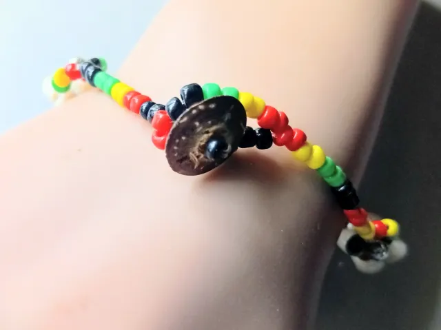 Pulsera conchas cauri y cuentas rastafari 21cm