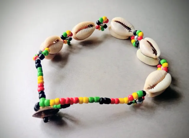Pulsera conchas cauri y cuentas rastafari 21cm