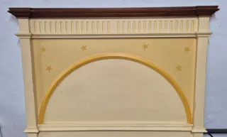 Cabezal de madera con estrellas y arco