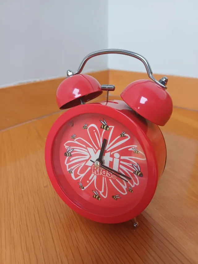 Reloj despertador Xti infantil rojo