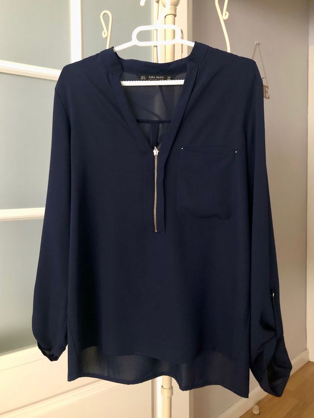 Blusa Zara azul marino con cremallera y pañuelo