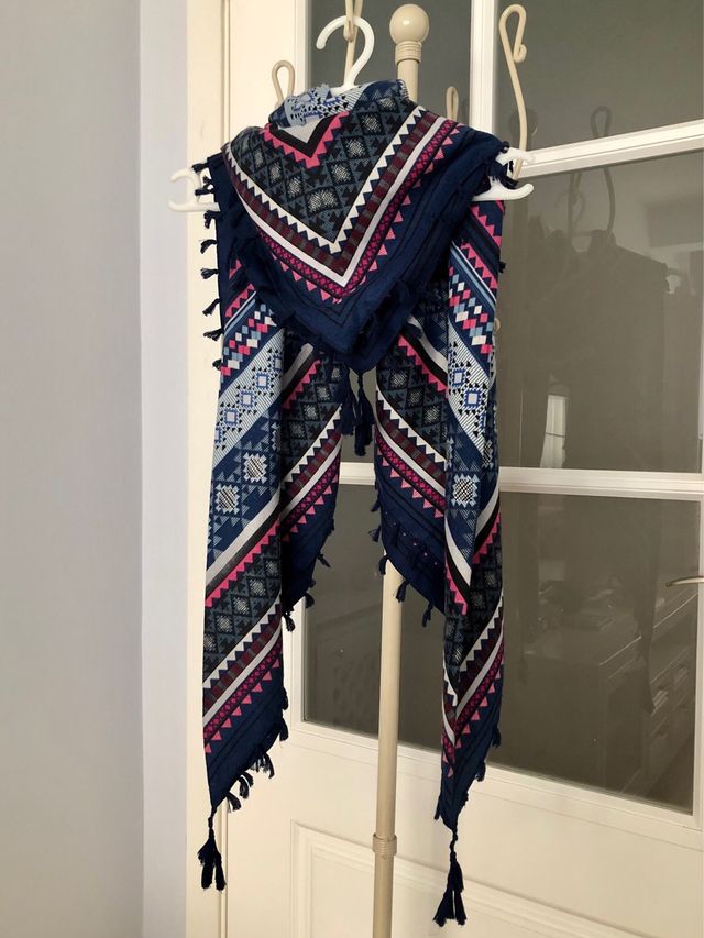 Blusa Zara azul marino con cremallera y pañuelo