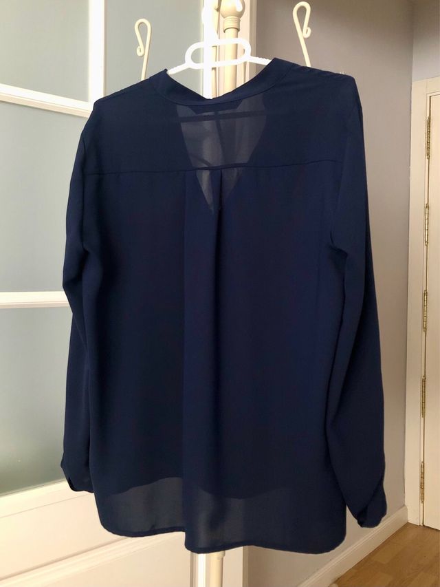 Blusa Zara azul marino con cremallera y pañuelo
