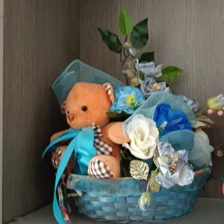 Composizione nascita orsetto e fiori