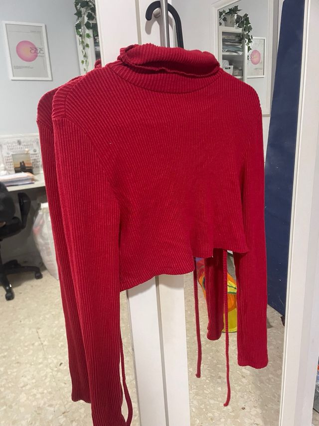 Top rojo cuello alto acanalado