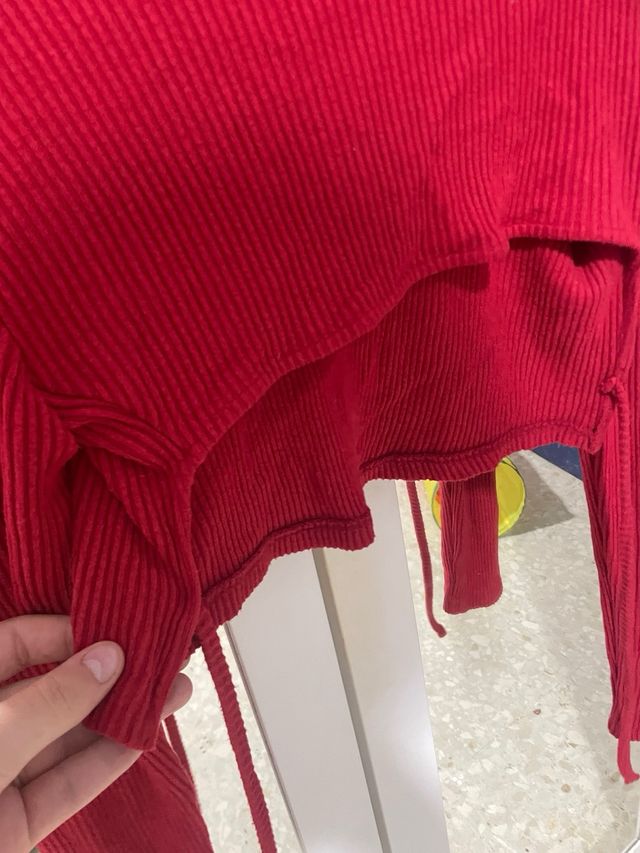 Top rojo cuello alto acanalado