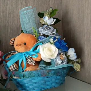 Composizione nascita orsetto fiori blu