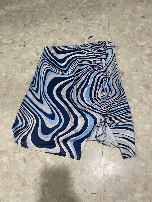 Falda corta con estampado abstracto