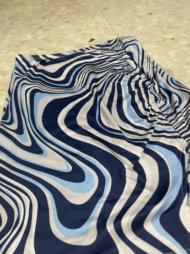 Falda corta con estampado abstracto