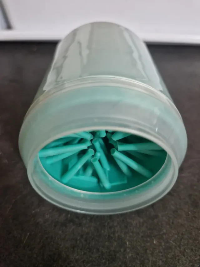 Lanzador pelotas+Limpiador patitas perro