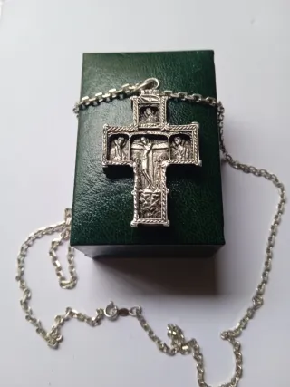 Cruz de plata con cadena.