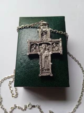 Cruz de plata con cadena.