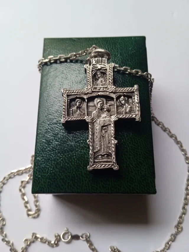 Cruz de plata con cadena.