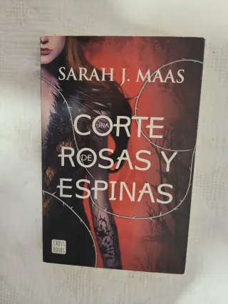 Una Corte de Rosas y Espinas - Sarah J. Maas
