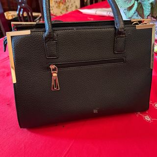 Borsa elegante nera in ecopelle con dett. dorati