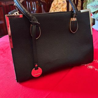 Borsa elegante nera in ecopelle con dett. dorati