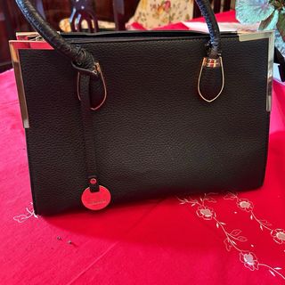 Borsa elegante nera in ecopelle con dett. dorati