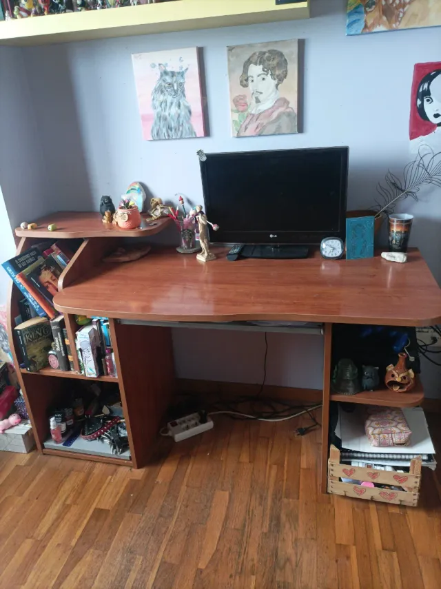 Escritorio de madera con estanterías