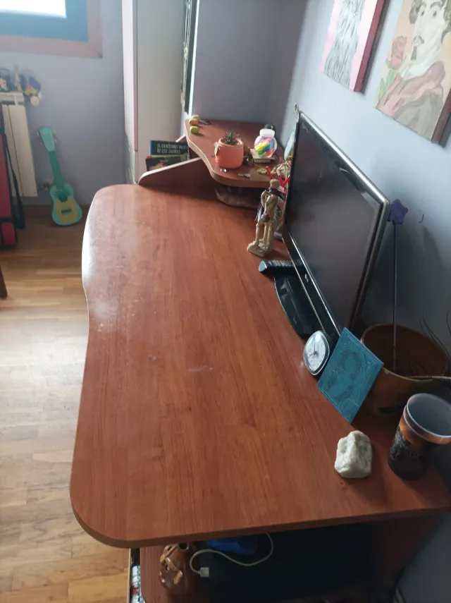 Escritorio de madera con estanterías