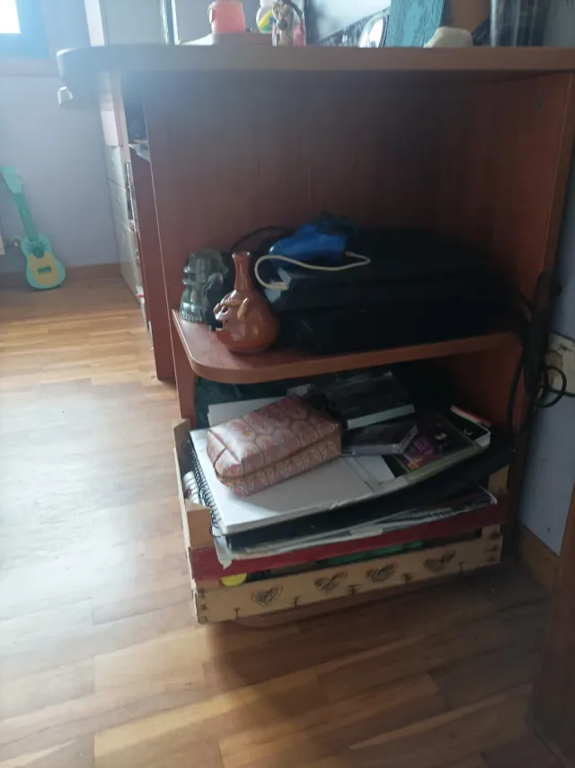 Escritorio de madera con estanterías