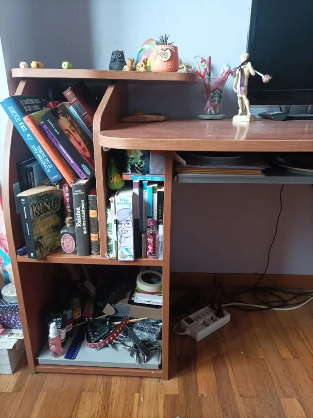 Escritorio de madera con estanterías