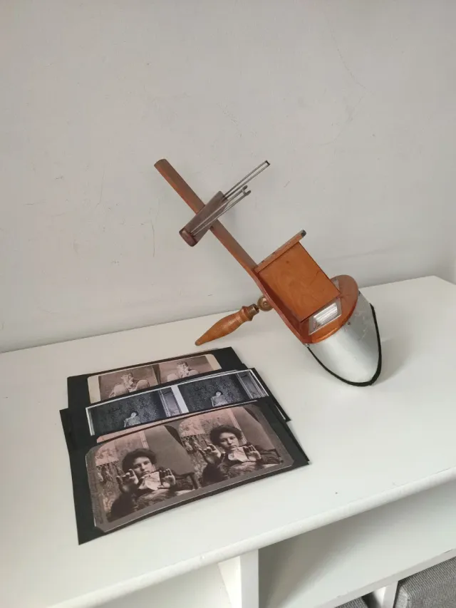 Estereoscopio antiguo con varias tarjetas.