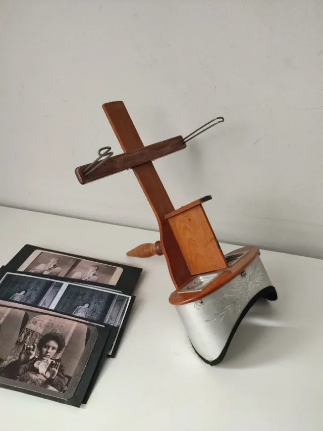 Estereoscopio antiguo con varias tarjetas.