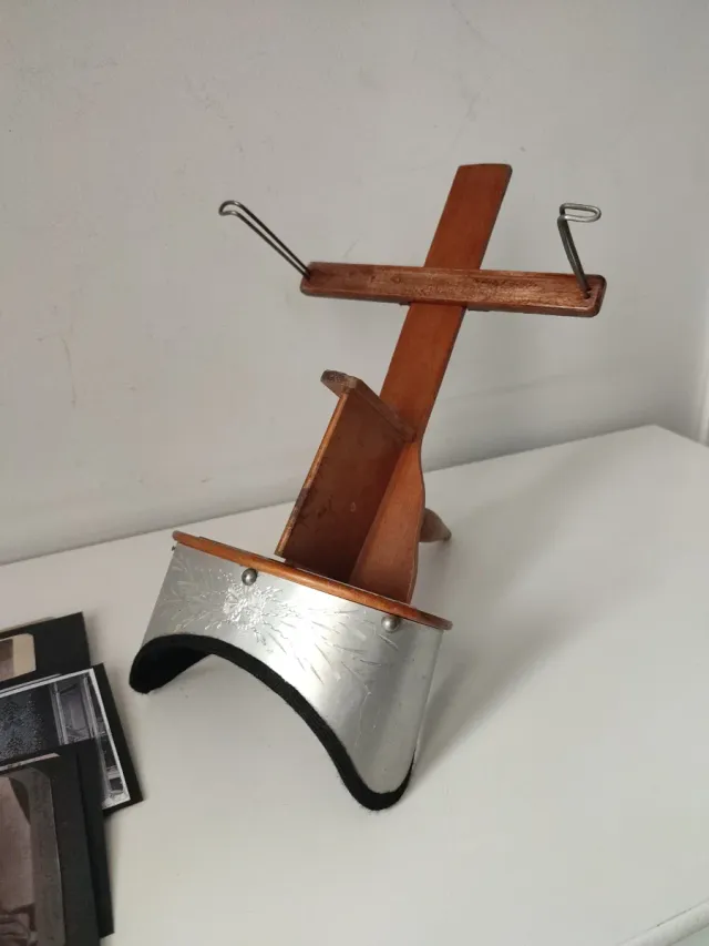 Estereoscopio antiguo con varias tarjetas.