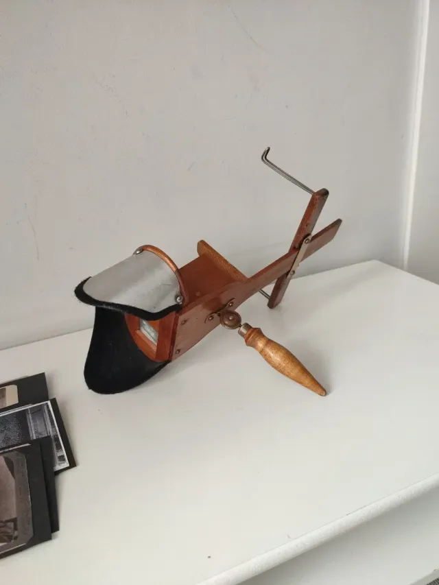 Estereoscopio antiguo con varias tarjetas.