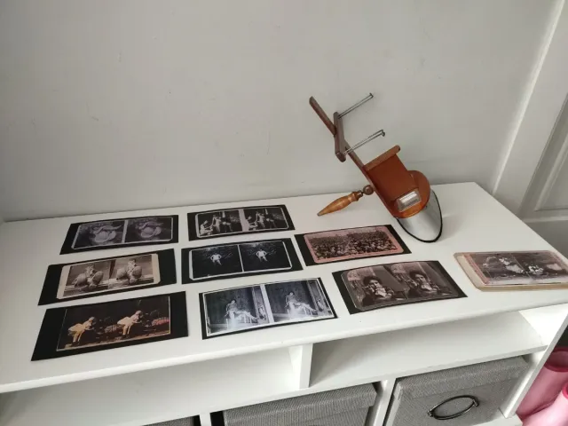 Estereoscopio antiguo con varias tarjetas.