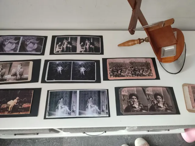 Estereoscopio antiguo con varias tarjetas.