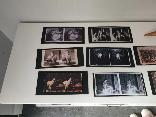 Estereoscopio antiguo con varias tarjetas.