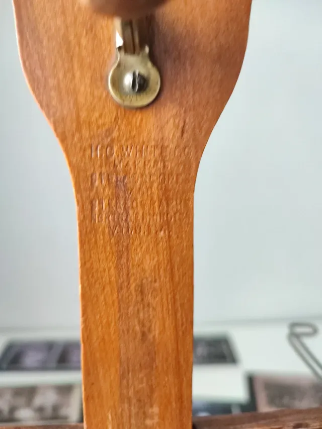 Estereoscopio antiguo con varias tarjetas.