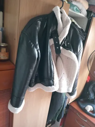 Chaqueta Pull&Bear efecto piel con borrego