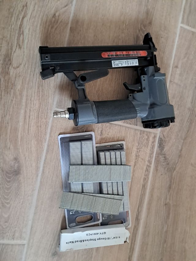 Clavadora y grapadora neumática