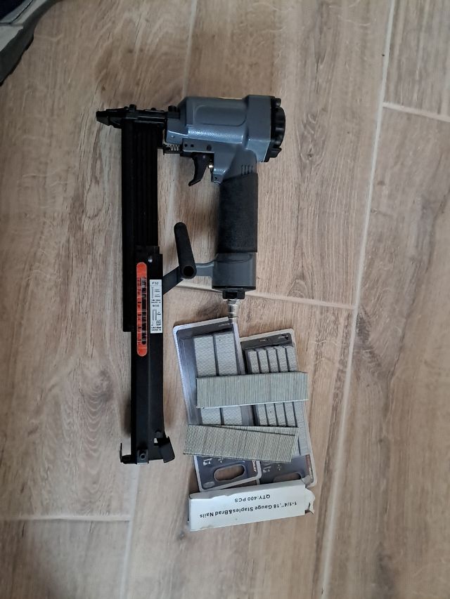 Clavadora y grapadora neumática