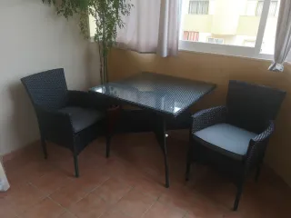 Mesa y 2 sillas ratán terraza marrón