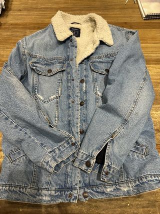 Cazadora vaquera Bershka con borreguillo