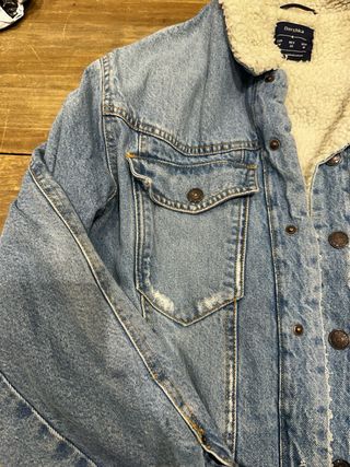 Cazadora vaquera Bershka con borreguillo