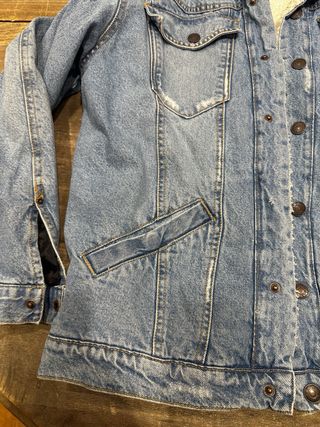 Cazadora vaquera Bershka con borreguillo