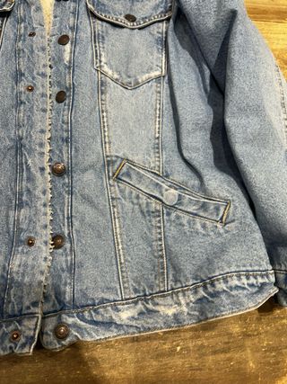 Cazadora vaquera Bershka con borreguillo