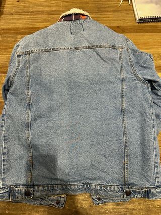 Cazadora vaquera Bershka con borreguillo