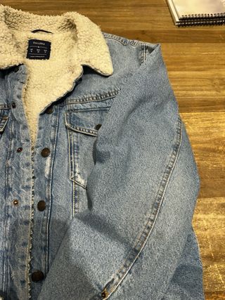 Cazadora vaquera Bershka con borreguillo