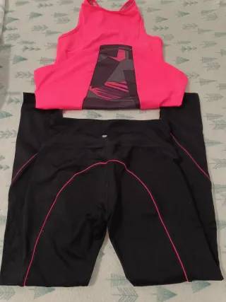 Conjunto deportivo mujer: top y mallas