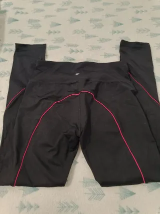 Conjunto deportivo mujer: top y mallas