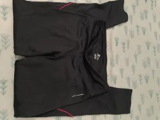 Conjunto deportivo mujer: top y mallas