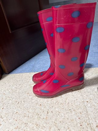Botas de agua rojas con lunares azules