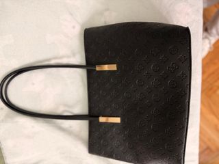 Bolso negro con logo grabado