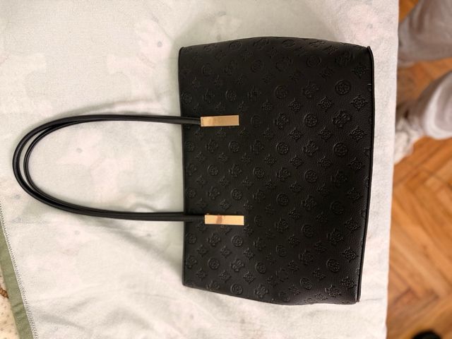 Bolso negro con logo grabado