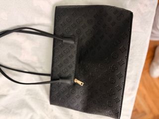 Bolso negro con logo grabado